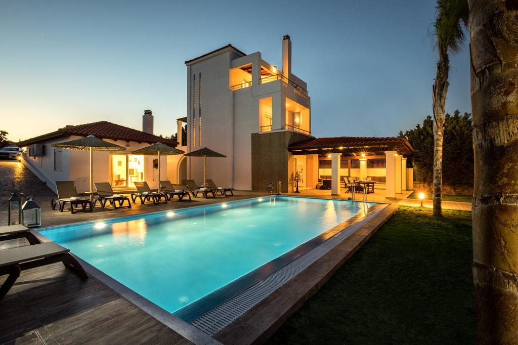 Villas - Waterfront Luxury Retreat With Private Γεννάδι